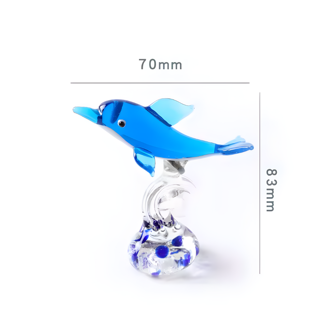 Figura de delfín azul de cristal alzándose sobre una ola, tamaño 70x83 mm, con dinamismo visual brillante.
