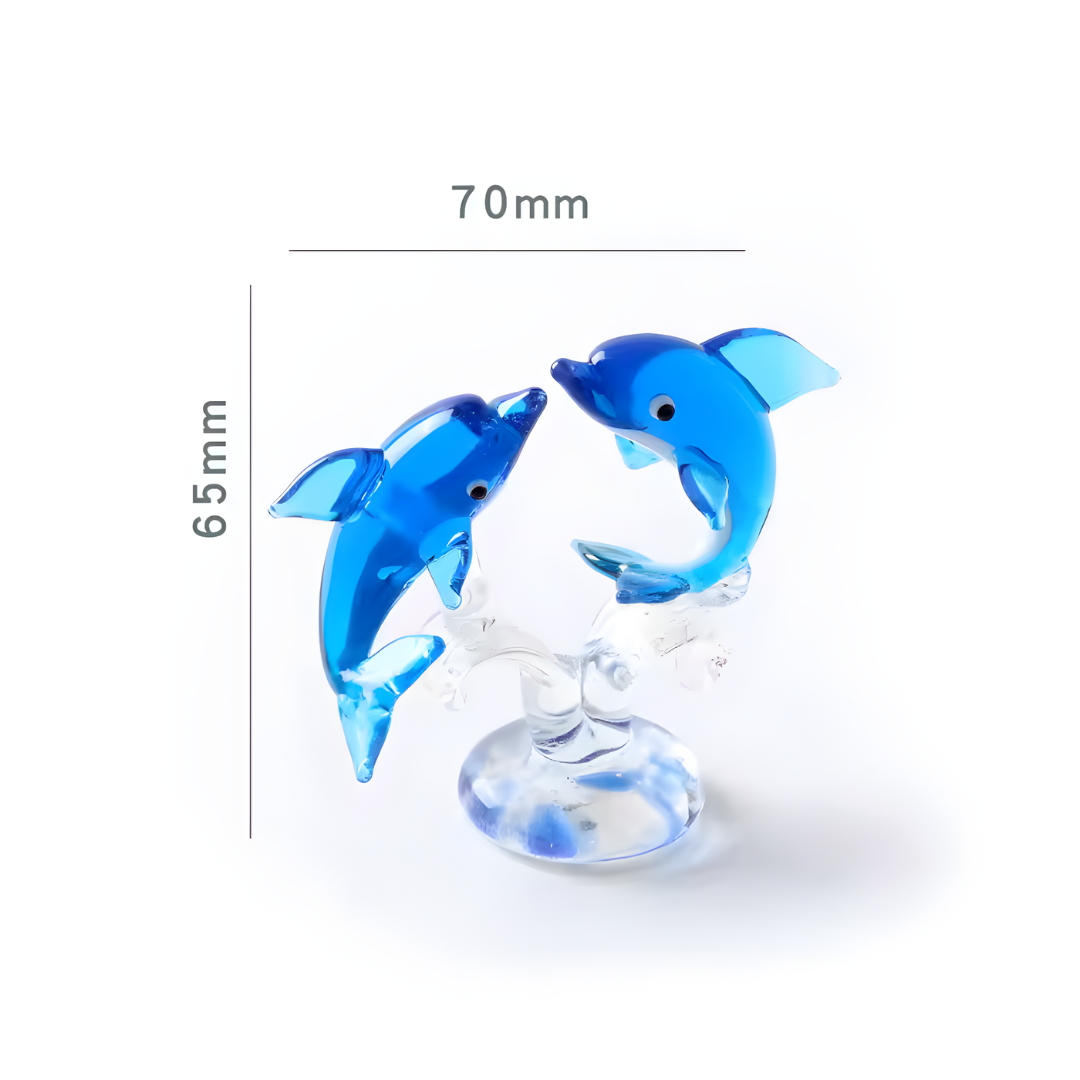 Dos delfines de cristal azul frente a frente sobre una ola, estilo decorativo con esencia nostálgica.