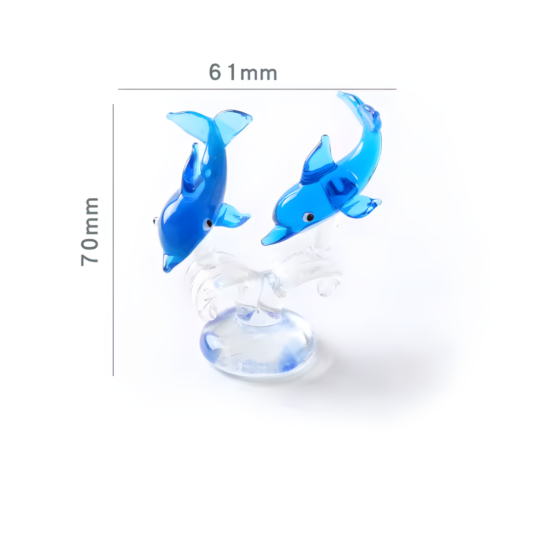 os figuras de delfines de cristal azul mirando hacia el frente sobre una base de ola, tamaño 70x61 mm.