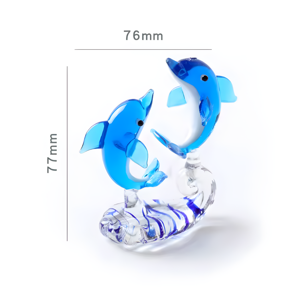 Pareja de delfines de cristal azul sobre olas, mirándose entre sí, con diseño simbólico y decorativo.