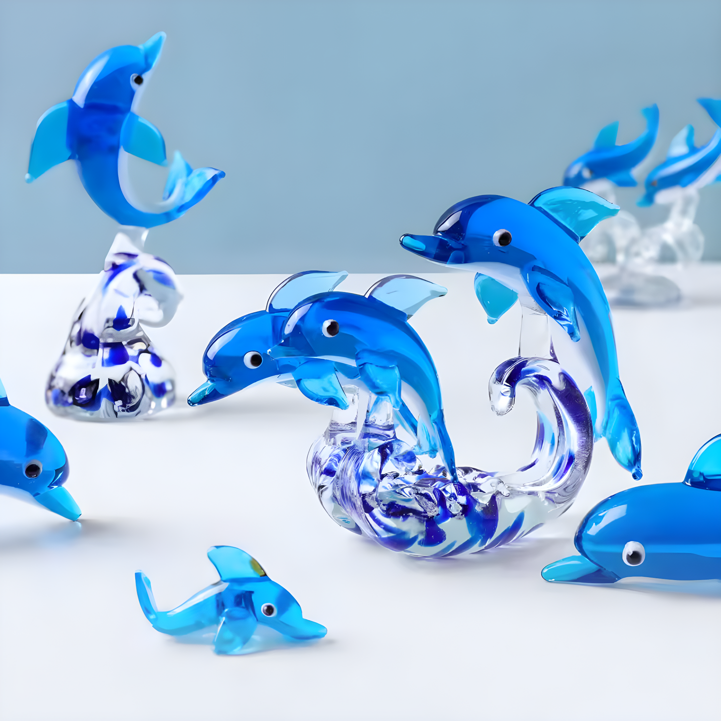Figuras de delfín de cristal azul estilo Frutiger Aero en exposición decorativa, con estética brillante y nostálgica de los 2000.