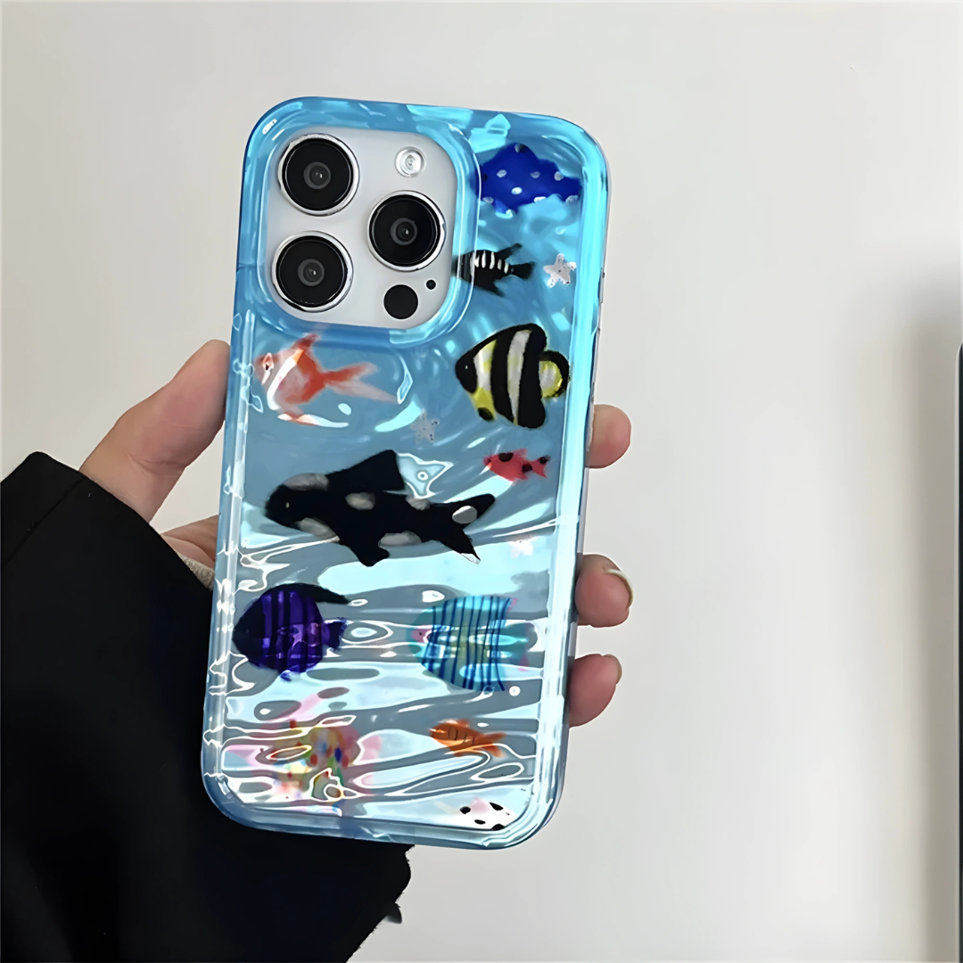 Funda Océano Frutiger Aero colocada en un iPhone, sostenida por una mano