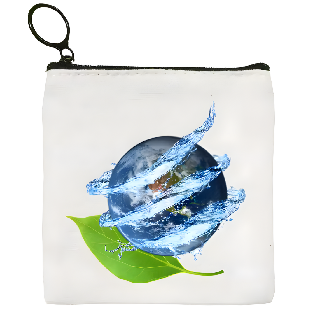 Monedero con imagen de la Tierra rodeada de agua y naturaleza