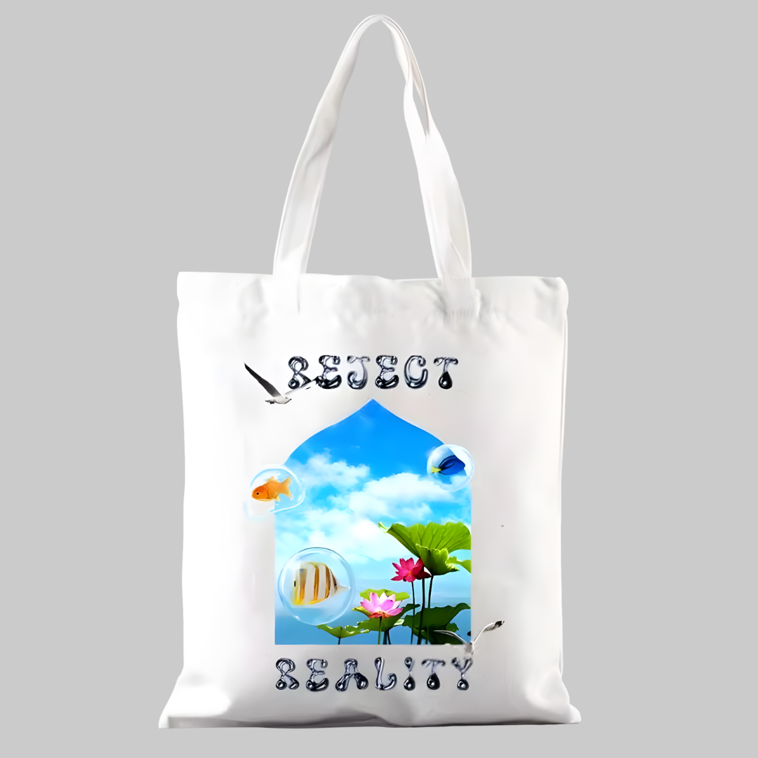 Bolsa con peces, fondo azul y frase "Reject Reality", diseño nostálgico y visual