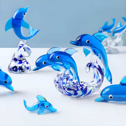 Figuras de delfín de cristal azul estilo Frutiger Aero en exposición decorativa, con estética brillante y nostálgica de los 2000.